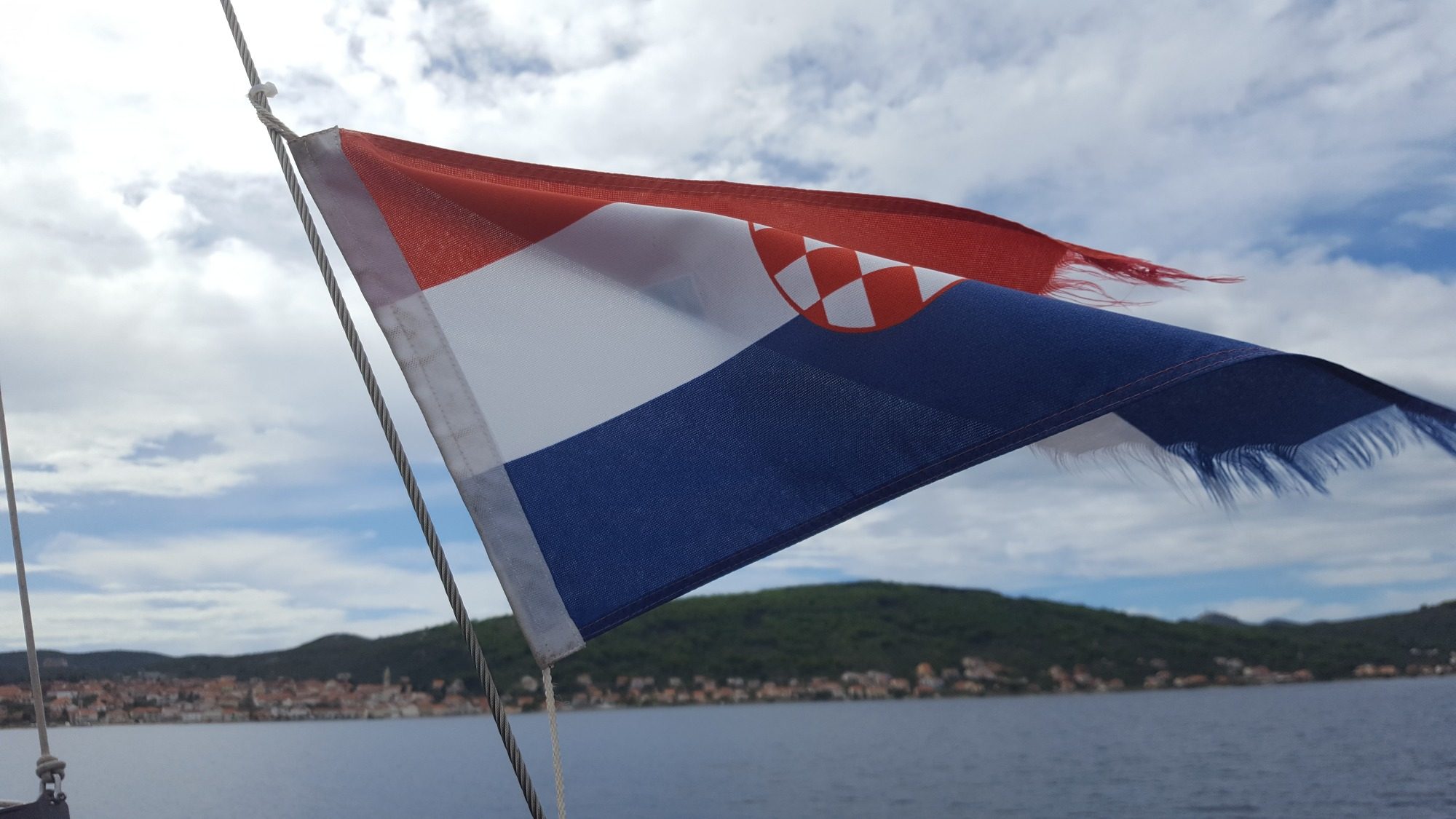 Kroatien Flagge, die im Fahrtwind weht