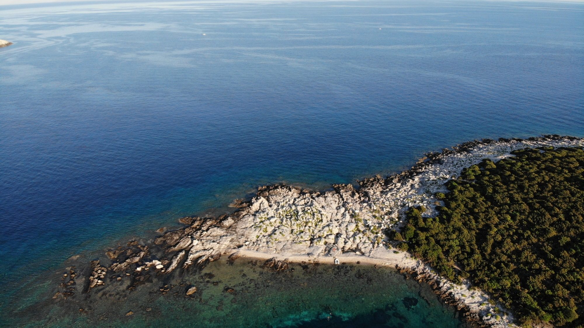 Steinige Landzunge ins Meer