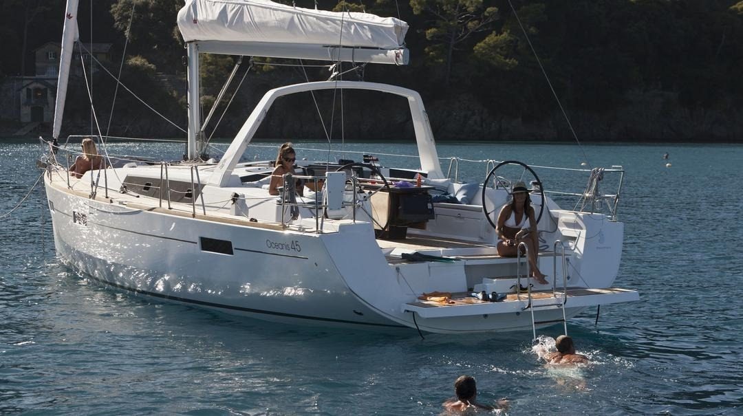 Oceanis 45 von außen