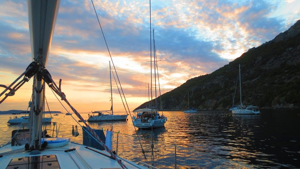 Sonnenuntergang in einer Bucht