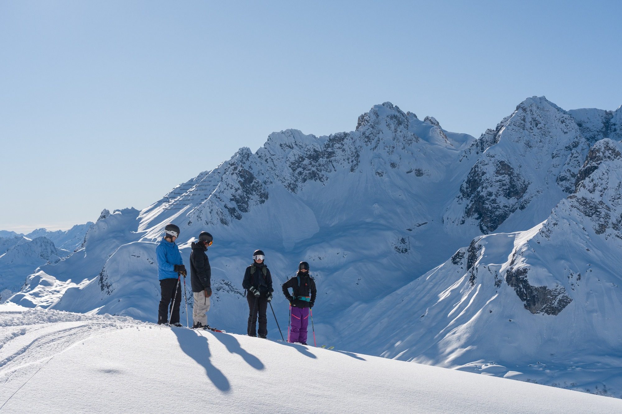 Gemeinsam fährt die Skigruppe die Piste herunter