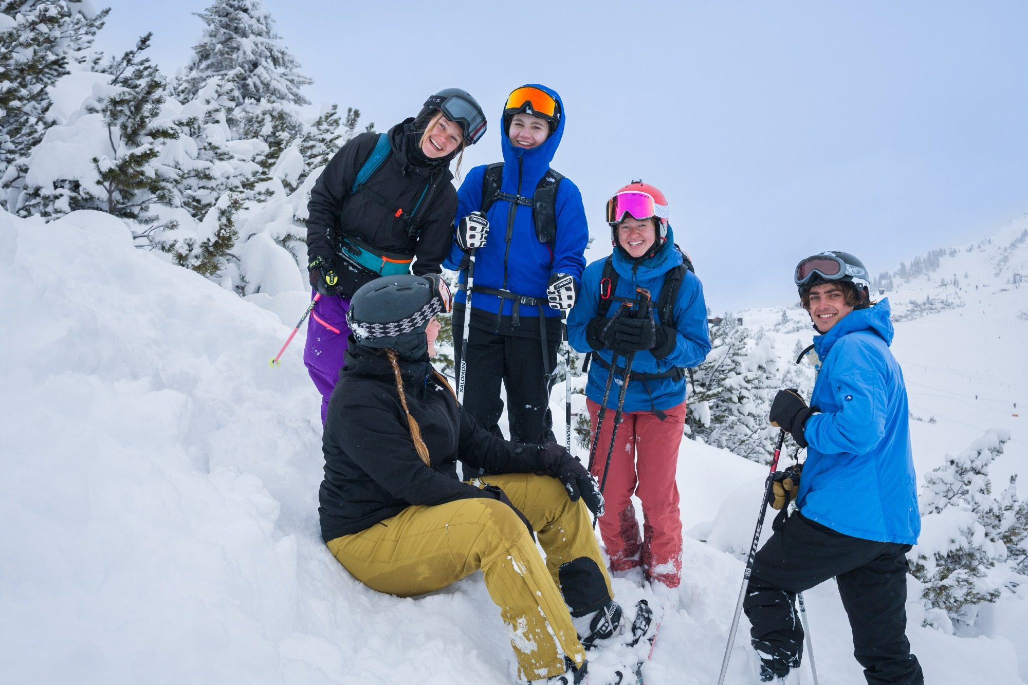 Gemeinsam fährt die Skigruppe die Piste herunter