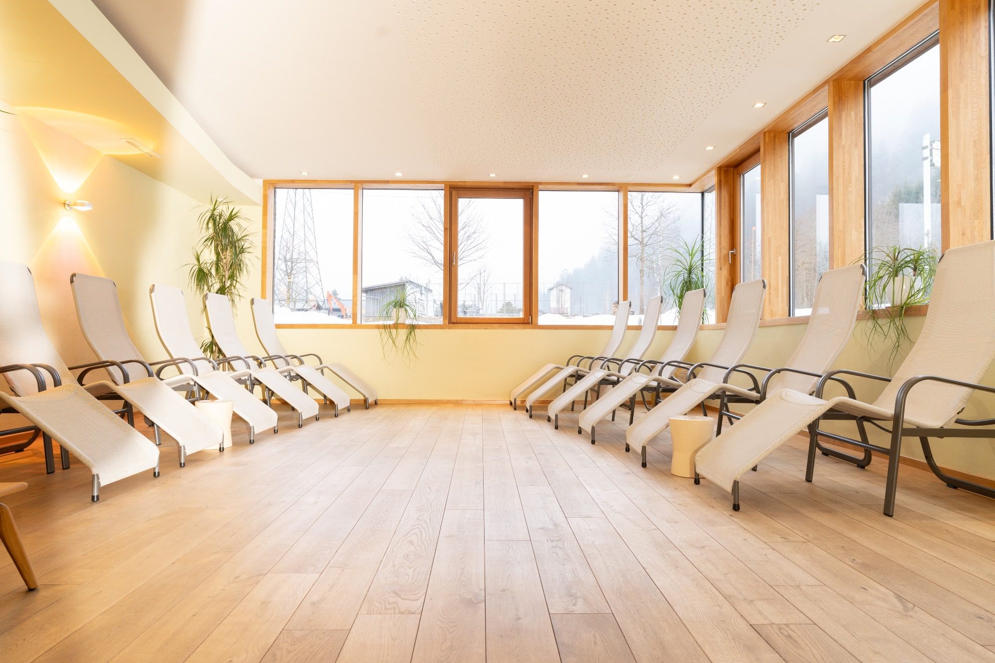 Heller Ruheraum mit Ausblick in die Winterlandschaft.