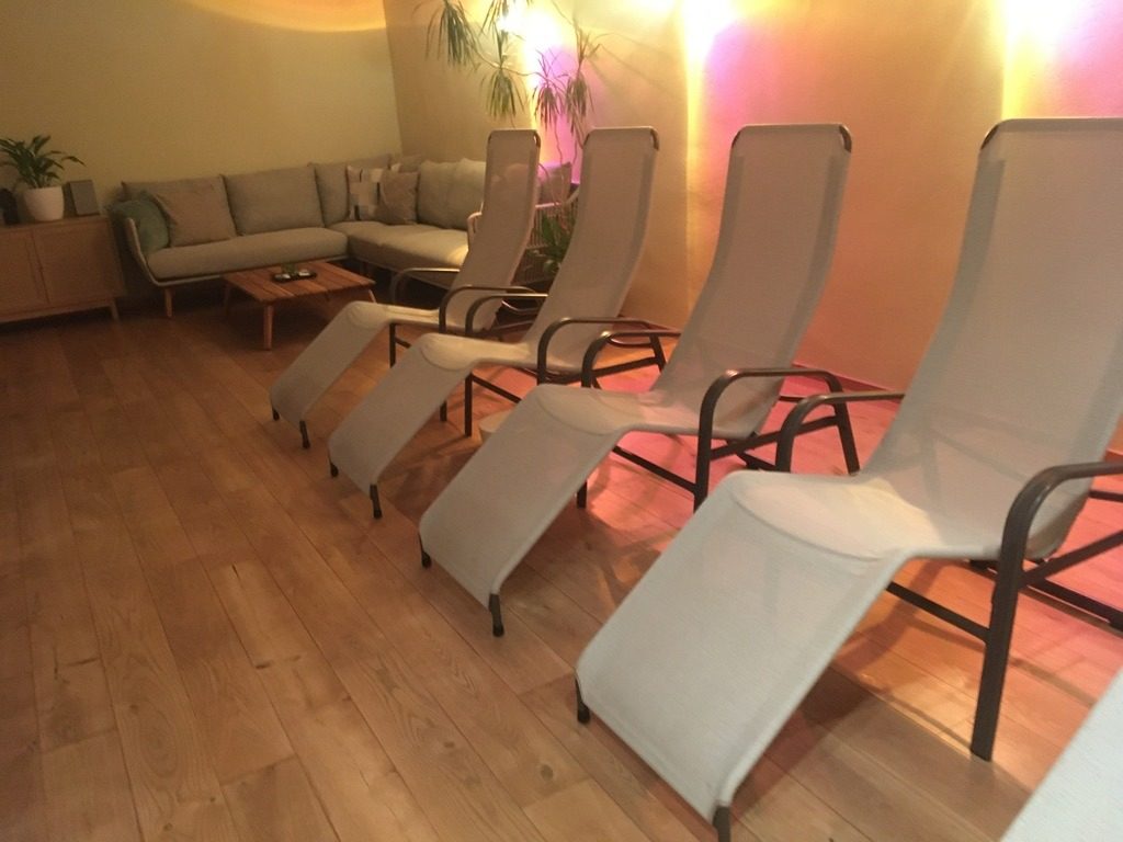 Heller Ruheraum mit Ausblick in die Winterlandschaft.