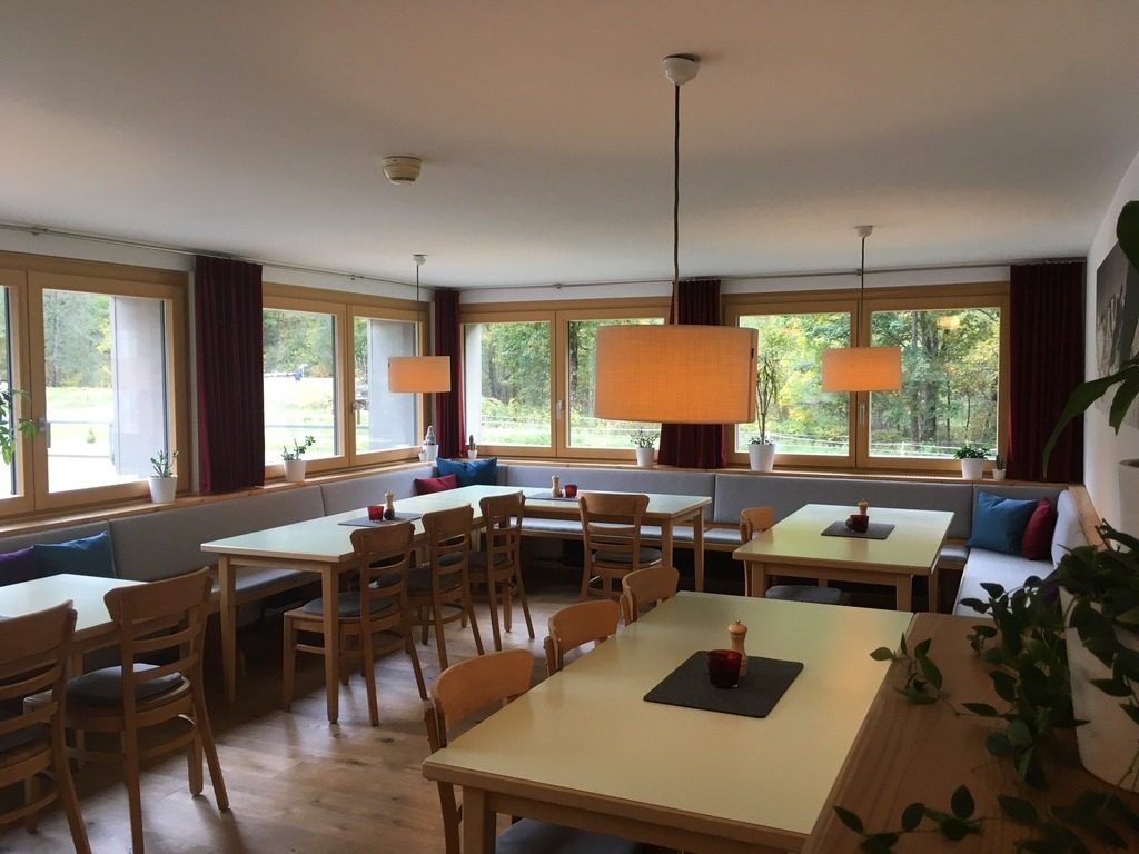 Der gemütliche Speisesaal mit hölzernen Balken und Möbeln