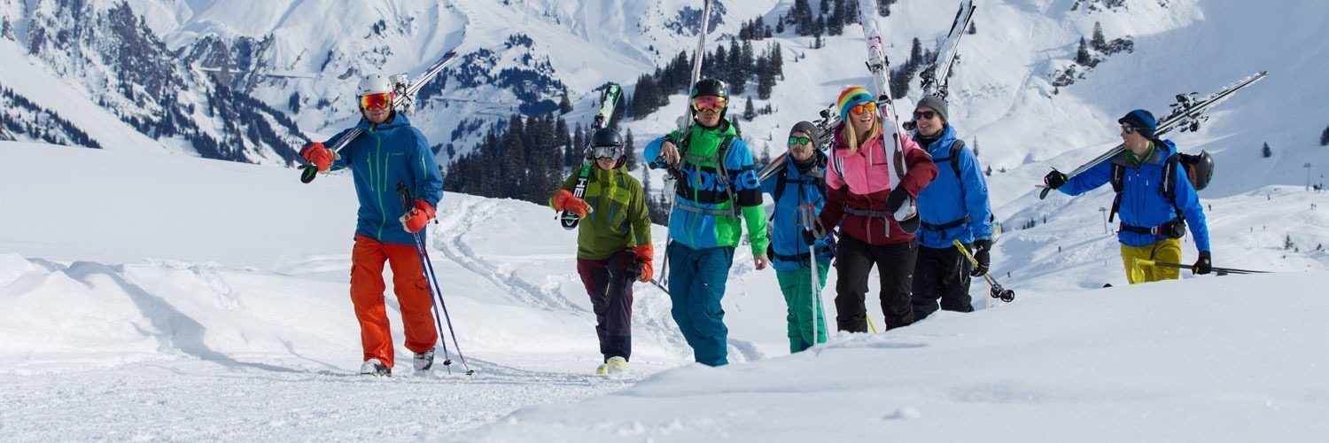 Skigruppe trägt Ski