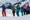 Skigruppe trägt Ski