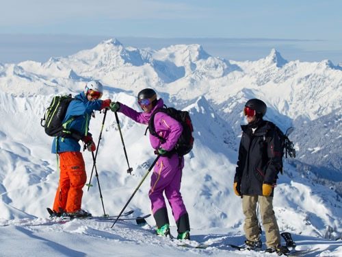 Skifahrer bereit für die Abfahrt