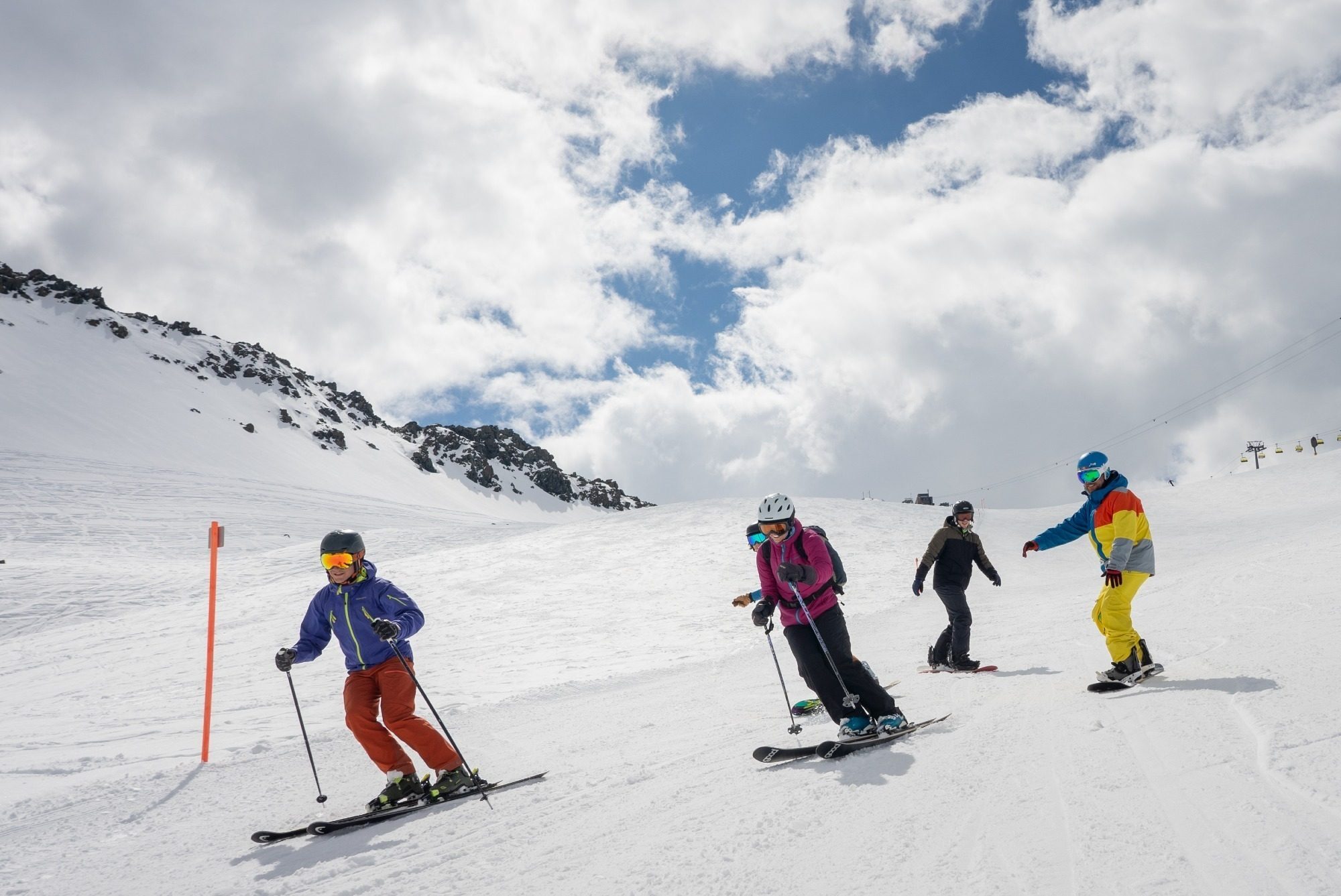 Gemeinsam im Skikurs die Piste herunterfahren