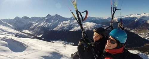 Paraglider über den Bergen Davos