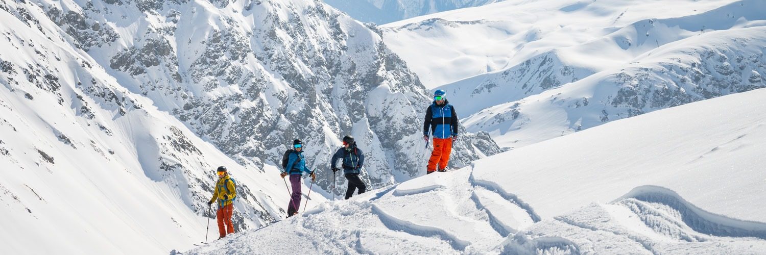 Skifahrer auf einer Panoramapiste