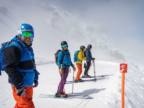 Skigruppe auf präparierter Piste
