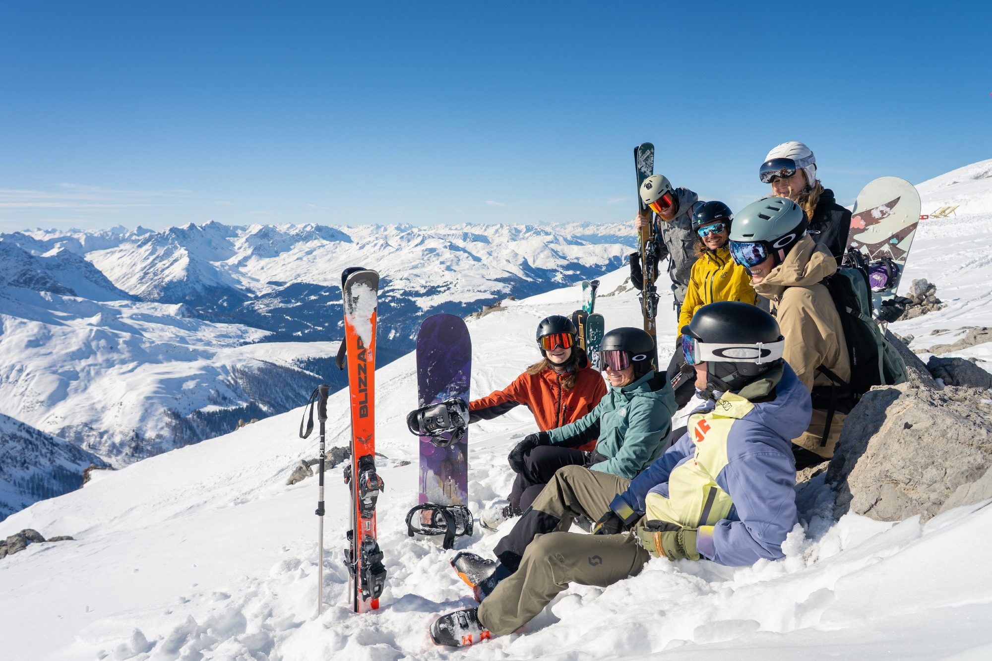 Skikurs fährt die Piste herunter