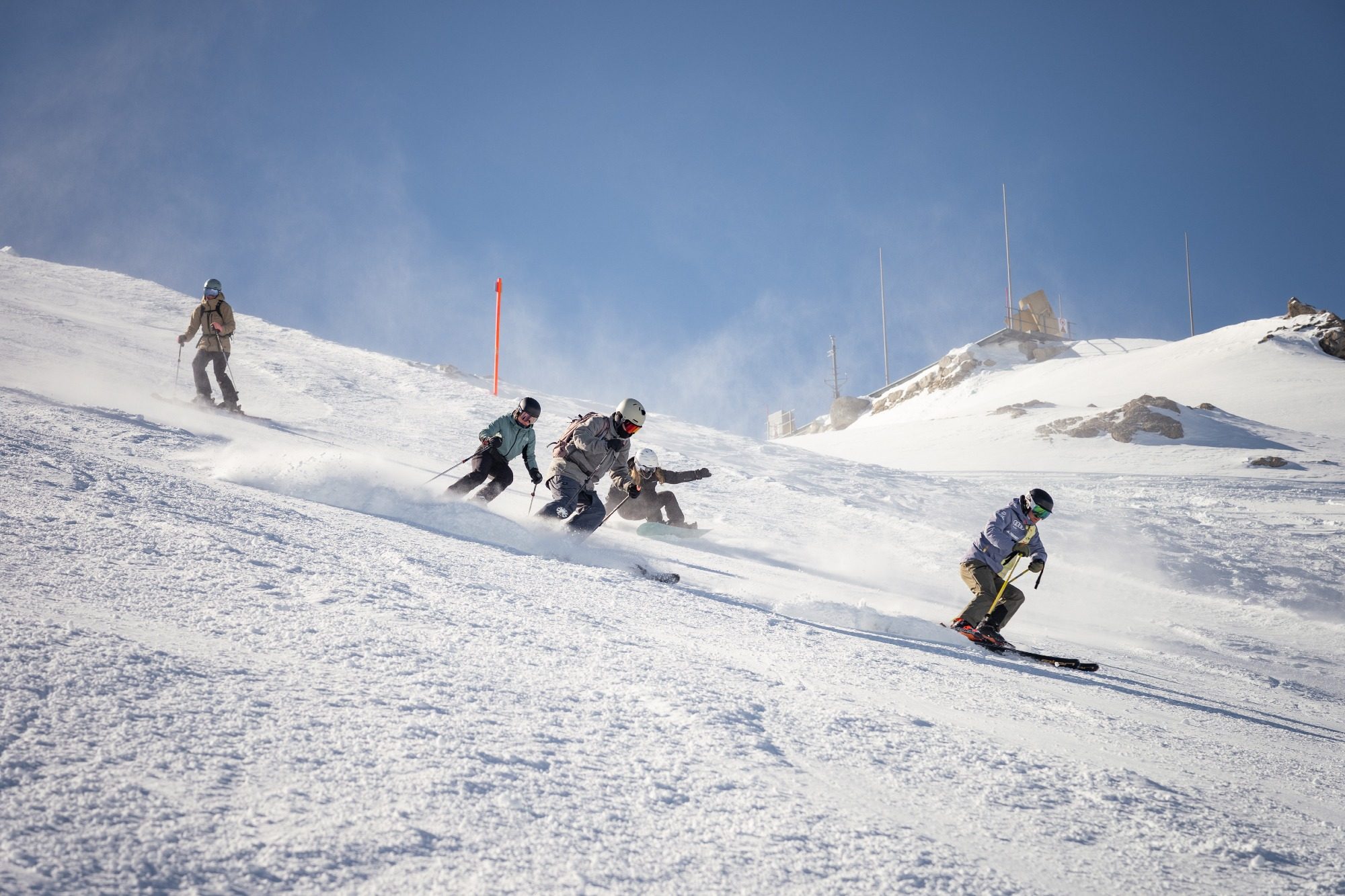 Skikurs fährt die Piste herunter