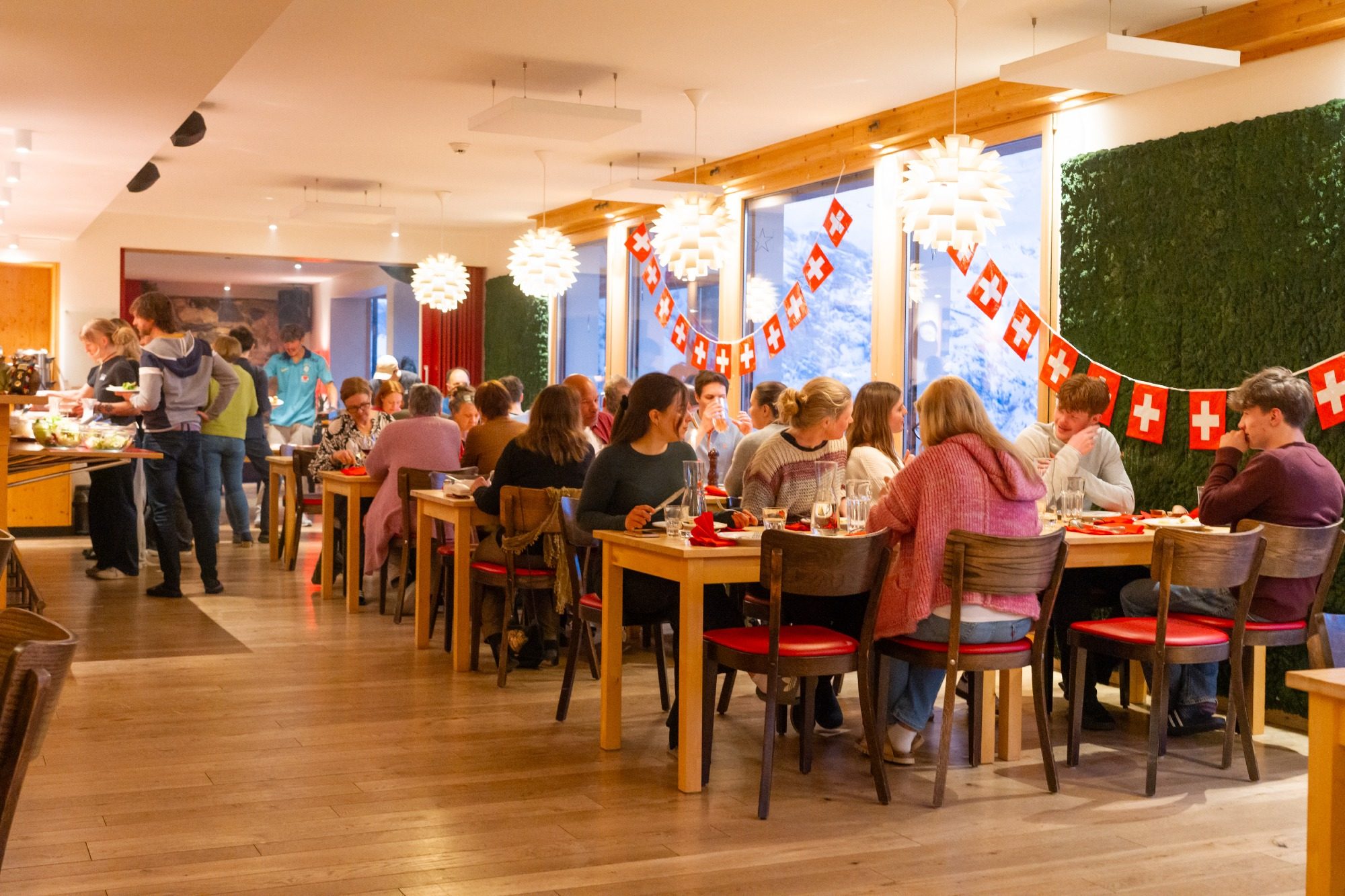 Gemeinsam Essen mit Panoramablick