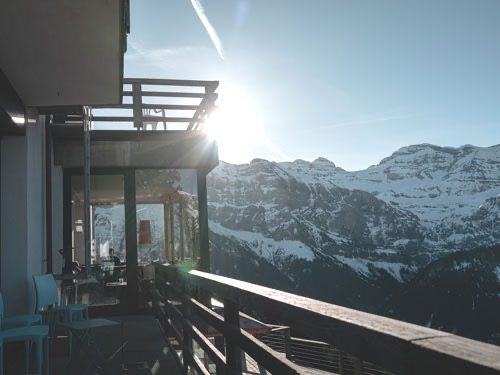 Ausblick vom Sportclub auf das Schneepanorama