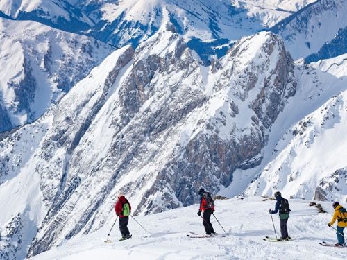 Skigruppe vor der Abfahrt