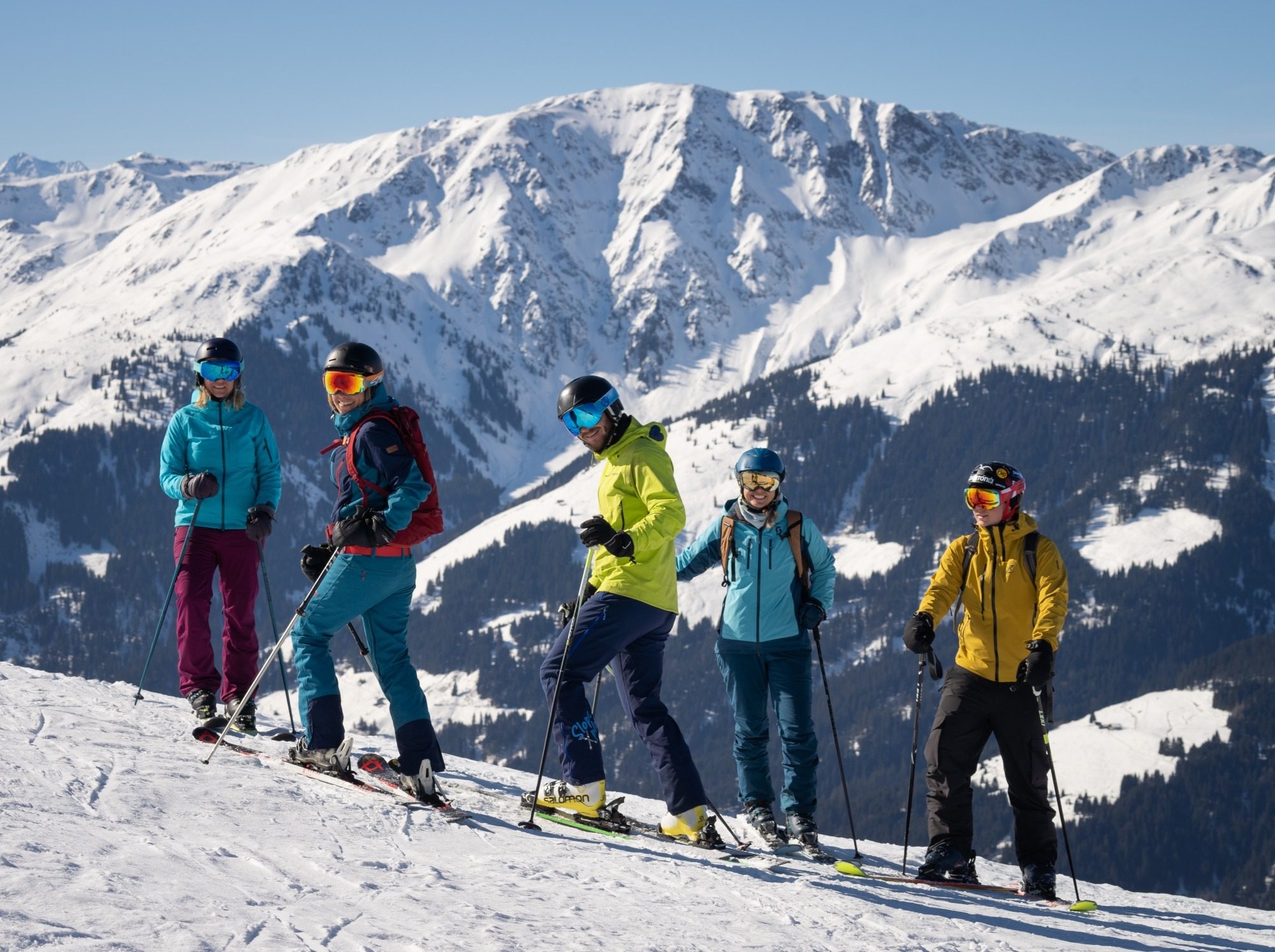 Skifahrer vor einem Berg mit Schnee