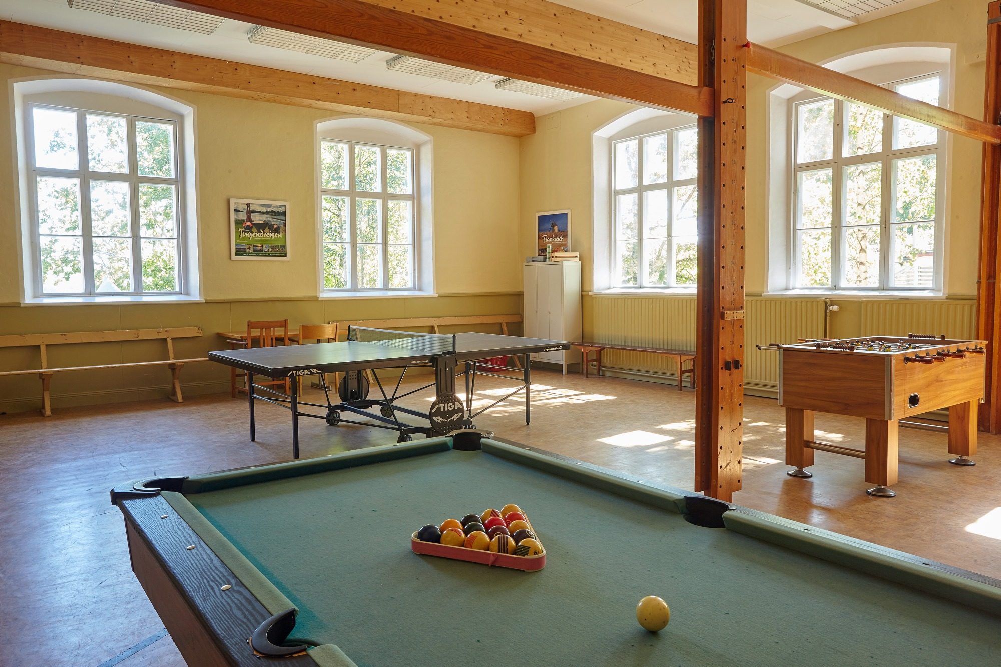 Turnhalle mit Tischtennis, Kicker und Billard