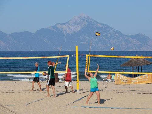 Gäste beim Beachvolleyball spielen