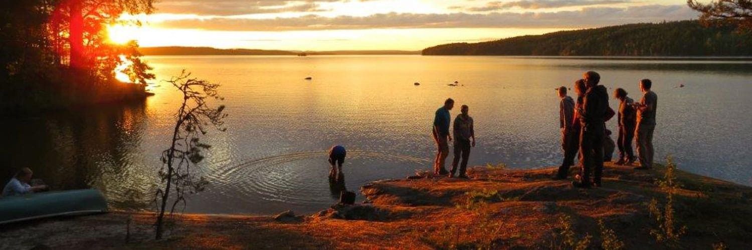 Gruppe am See bei Sonnenuntergang