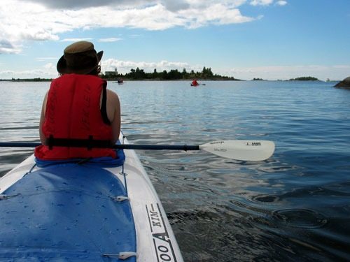 Eine Person blickt auf den See