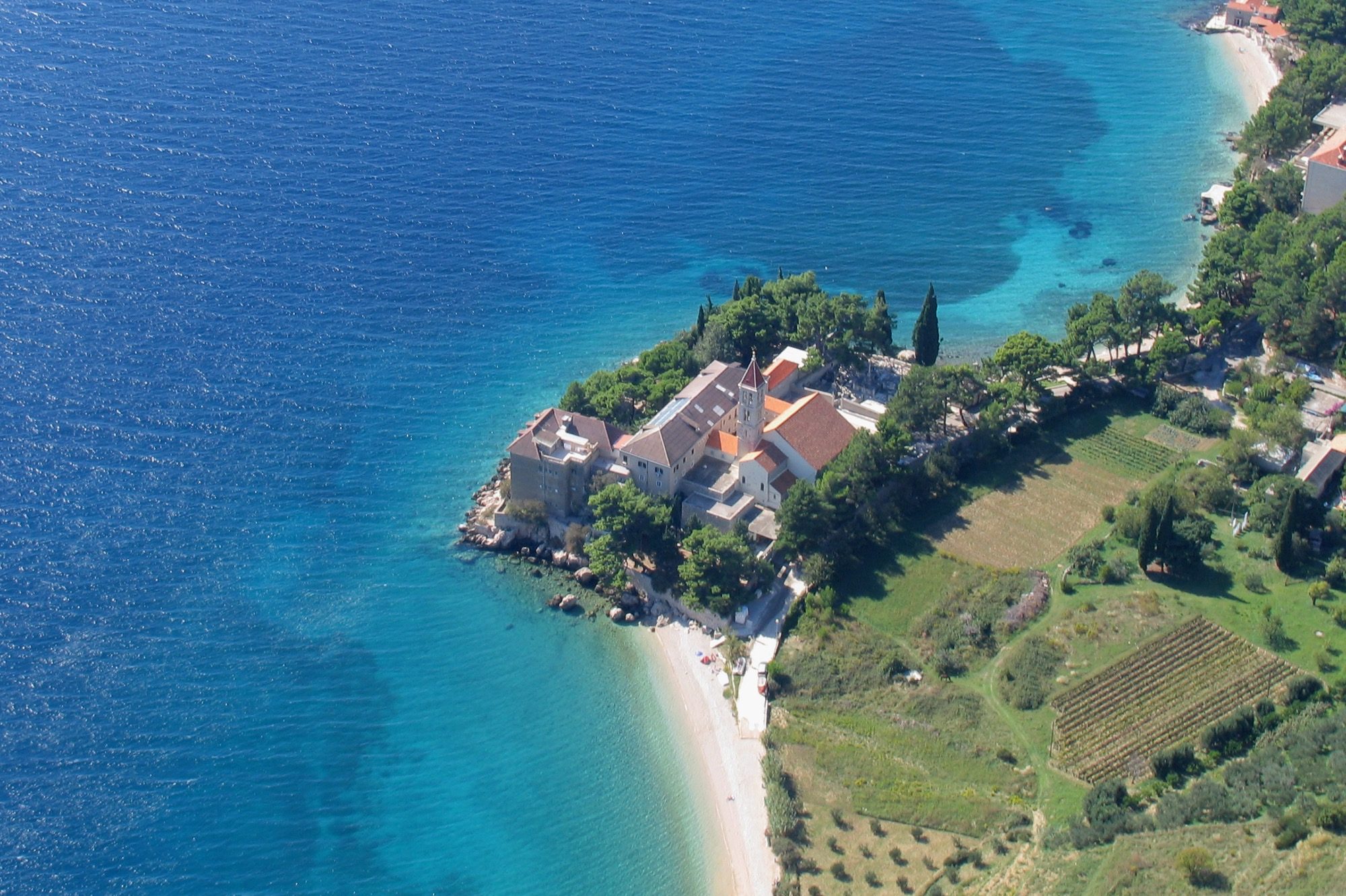 Lage des Sportclubs direkt am Wasser