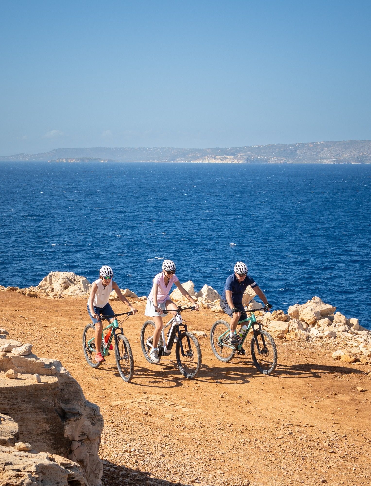 Biker auf Kreta an der Küste