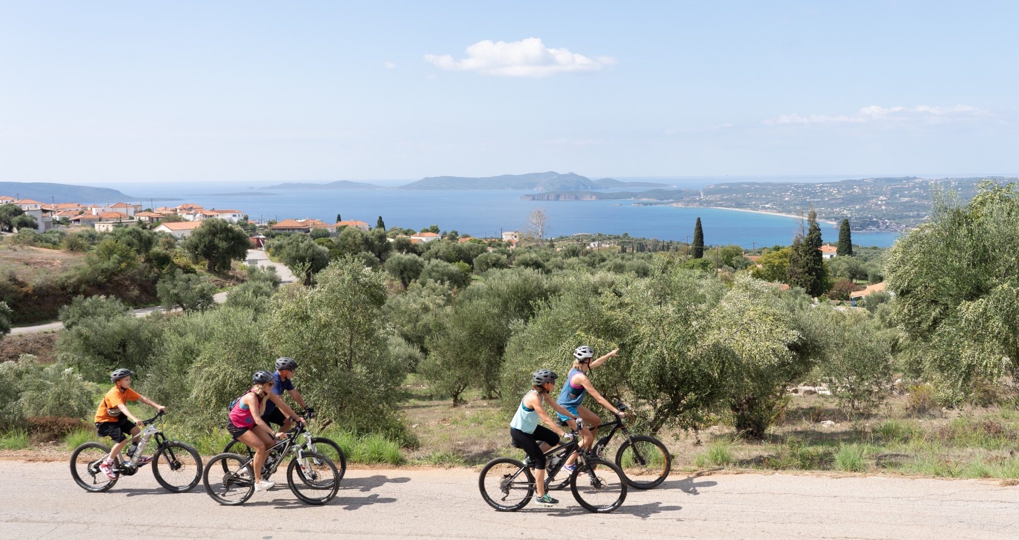 Biken an Olivenhainen vorbei