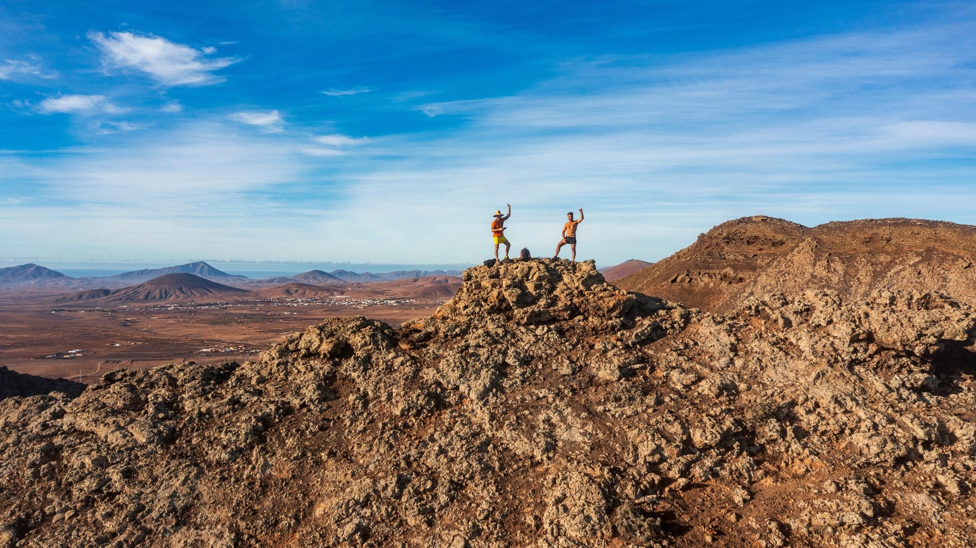 Zwei Menschen auf einem kleinen Berg