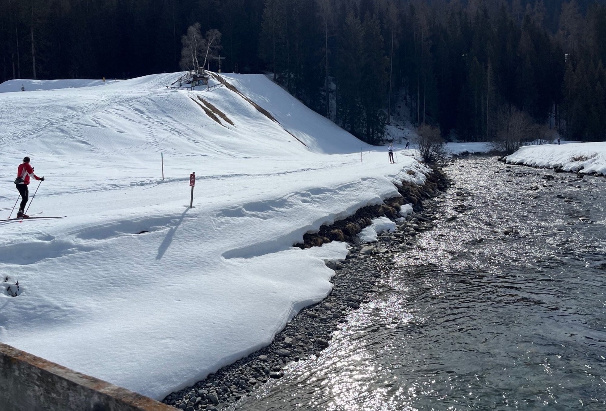 Langlauf entlang eines Flusses