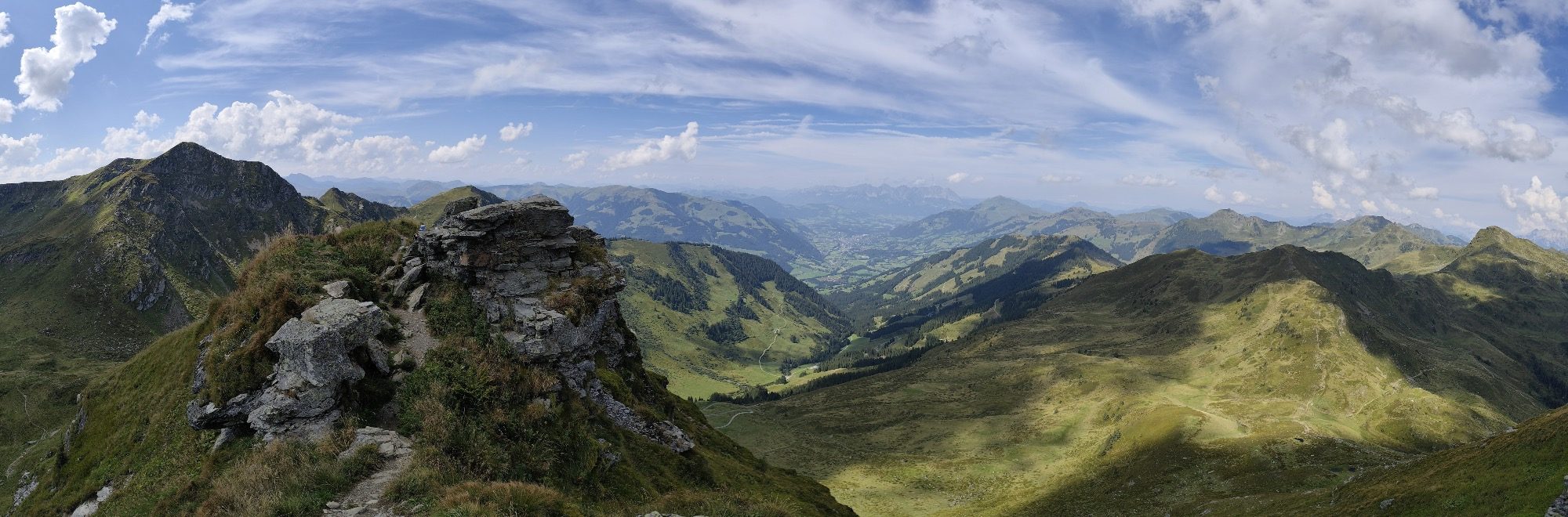 Panoramablick auf die grünen Alpen