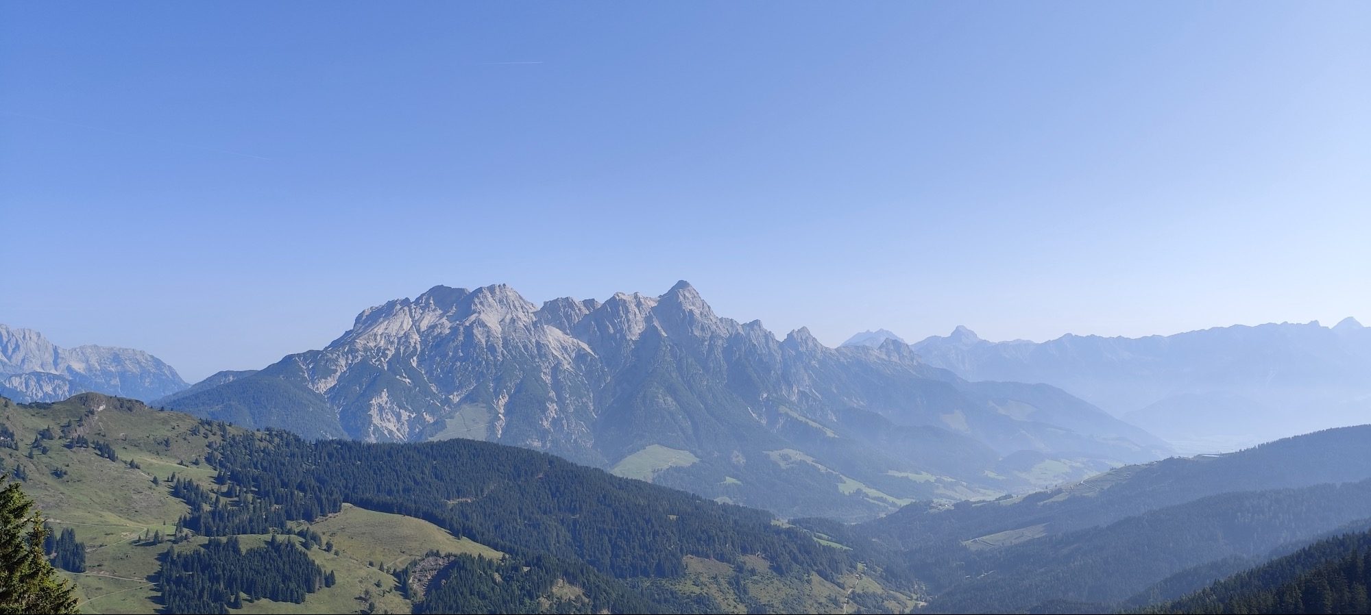 Panoramablick mit weitläufiger Sicht auf eine Gebirgskette
