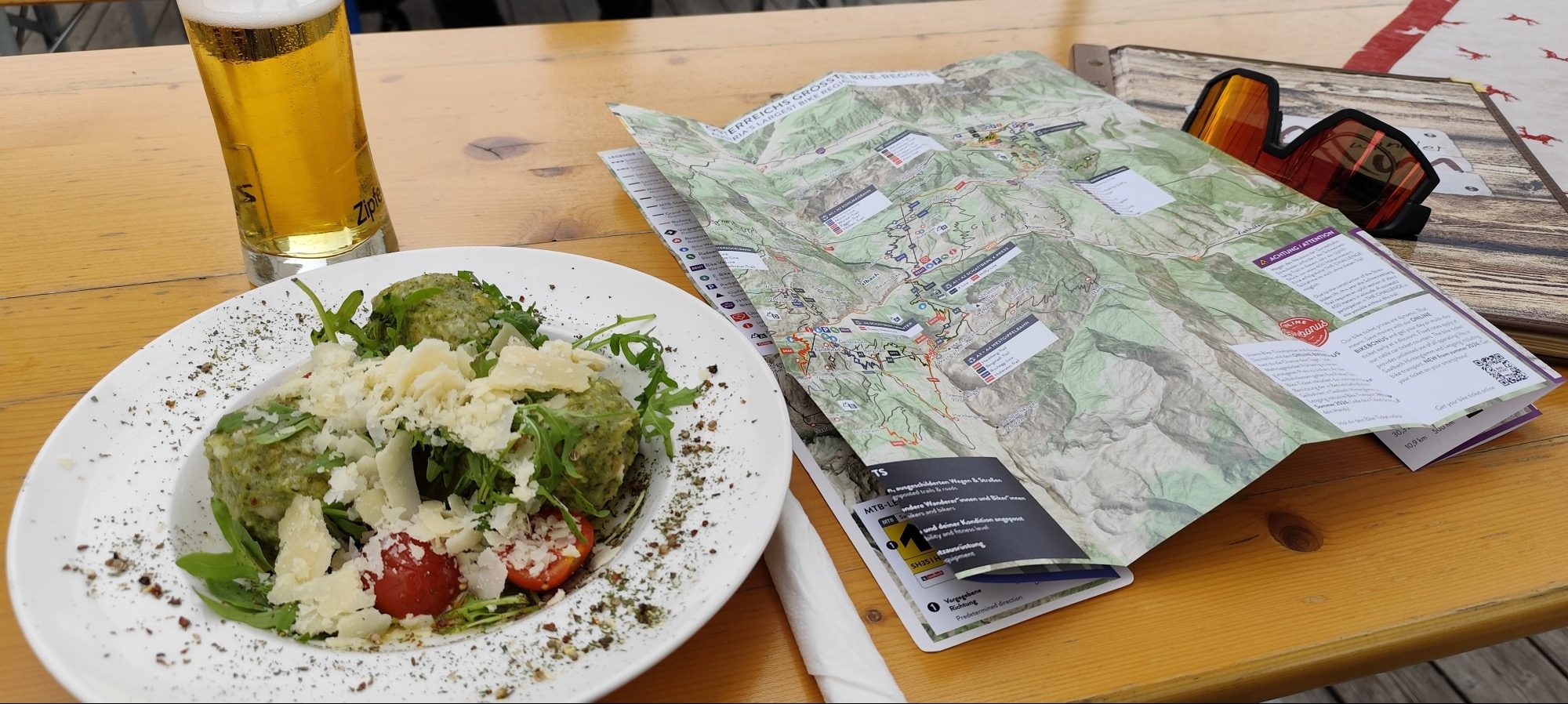 Herzhaftes Mittagessen auf der Alm, währenddessen wird die Karte studiert