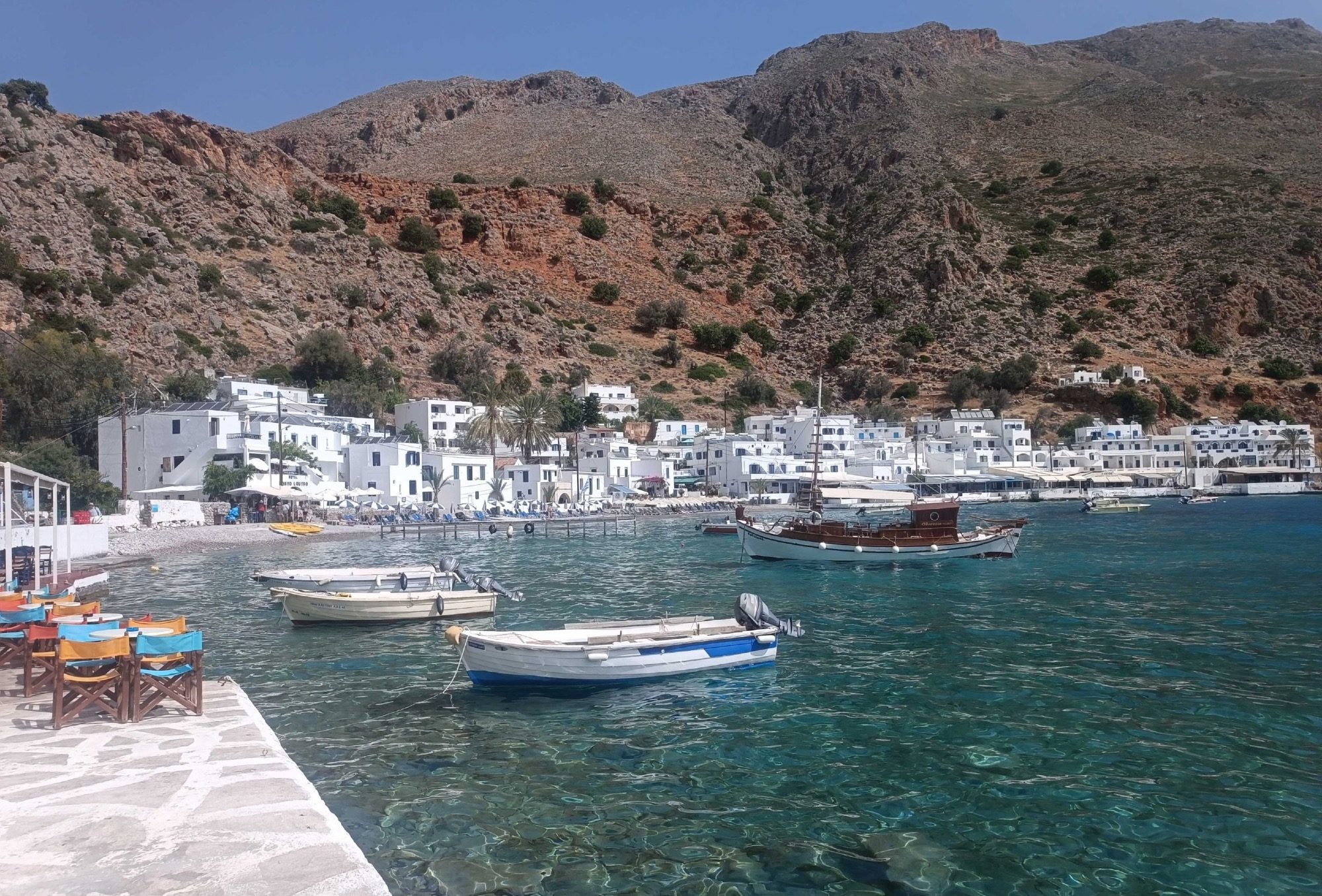 Hafen auf Kreta mit kristallklarem Wasser und kleinen Booten