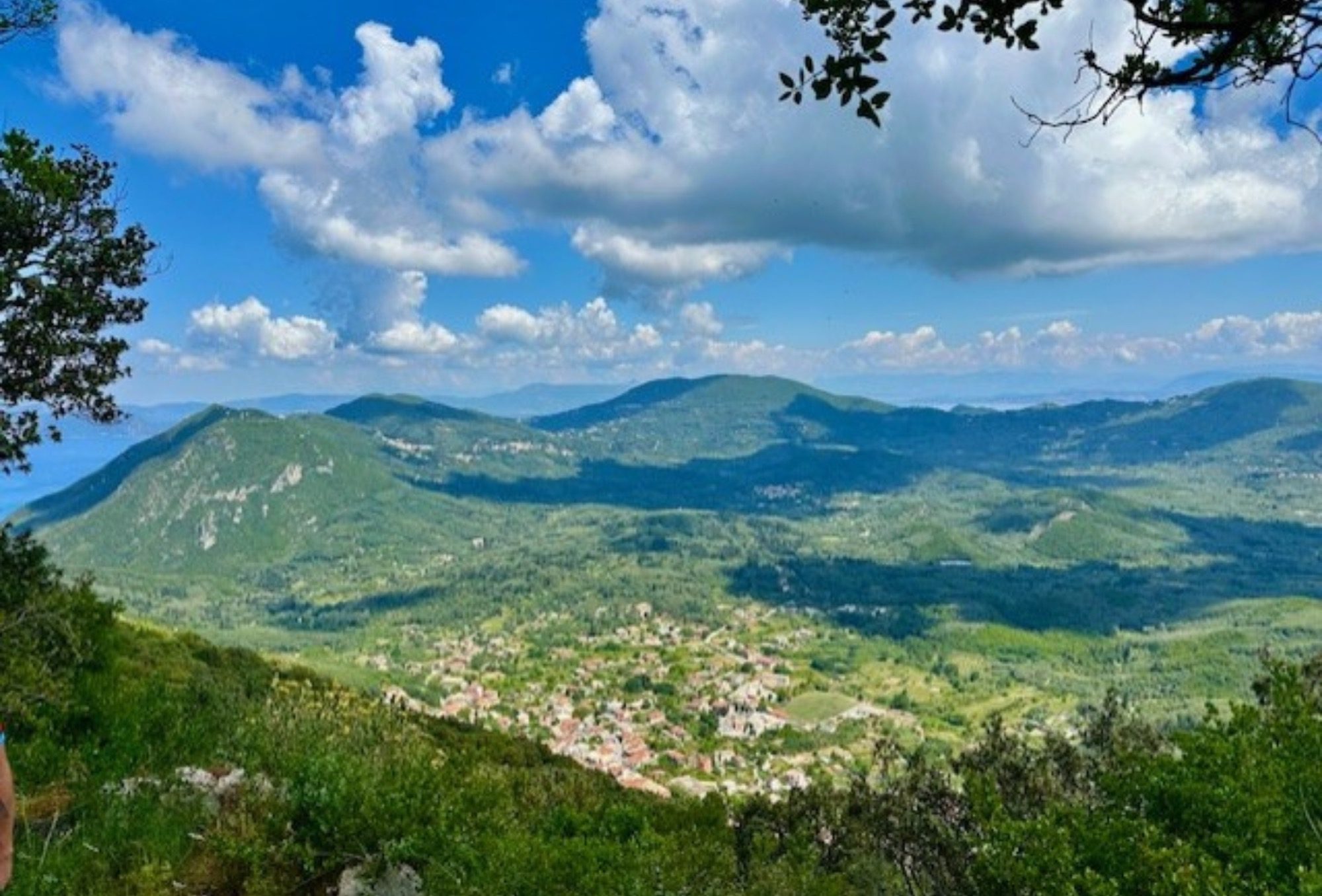 Die grüne Landschaft Korfus im Mai