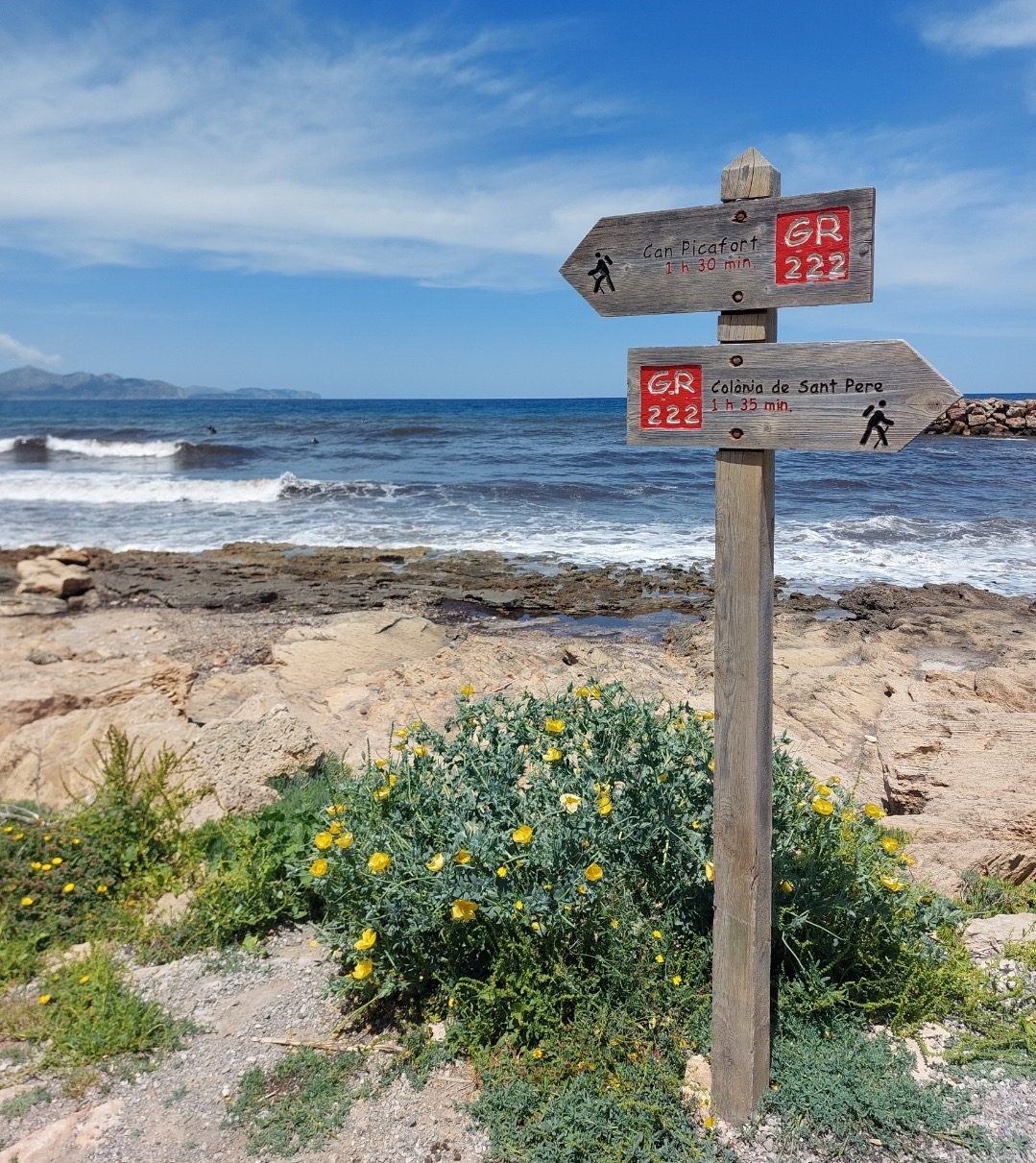 Wanderwegweiser am Strand