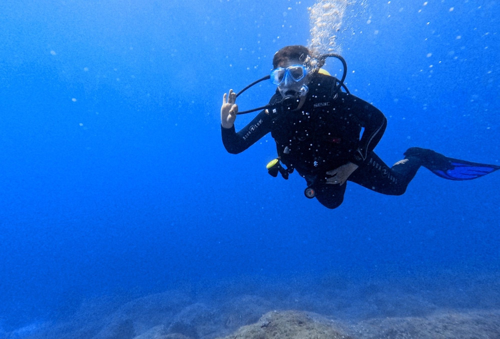 Mit voller Tauchausrüstung unter Wasser