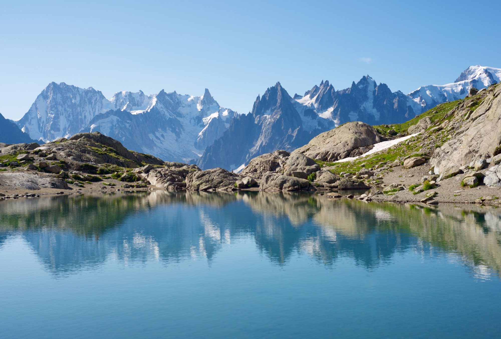 Alpensee mit schneebedeckten Gipfeln
