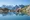 Alpensee mit schneebedeckten Gipfeln