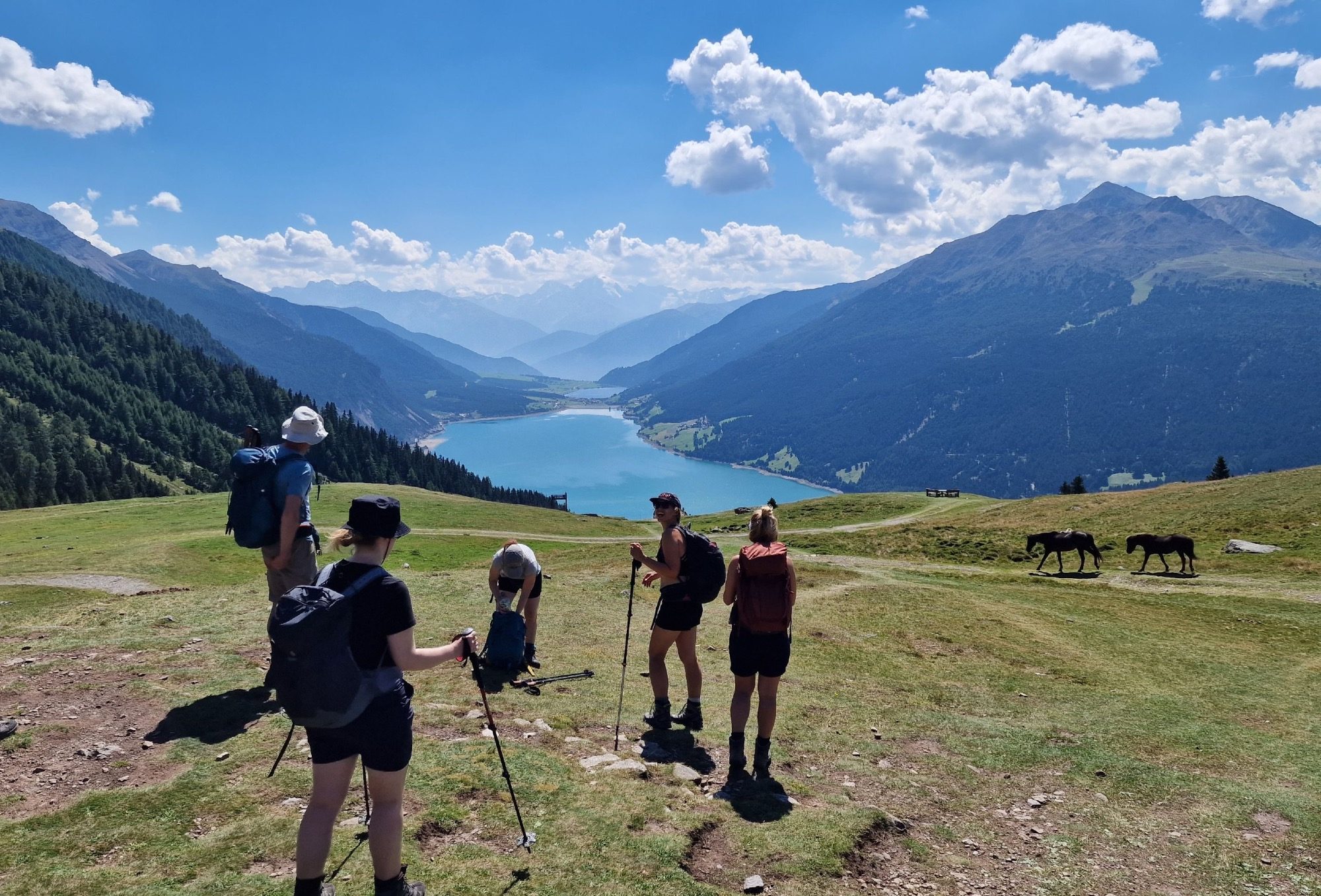 Wandergruppe am Reschensee