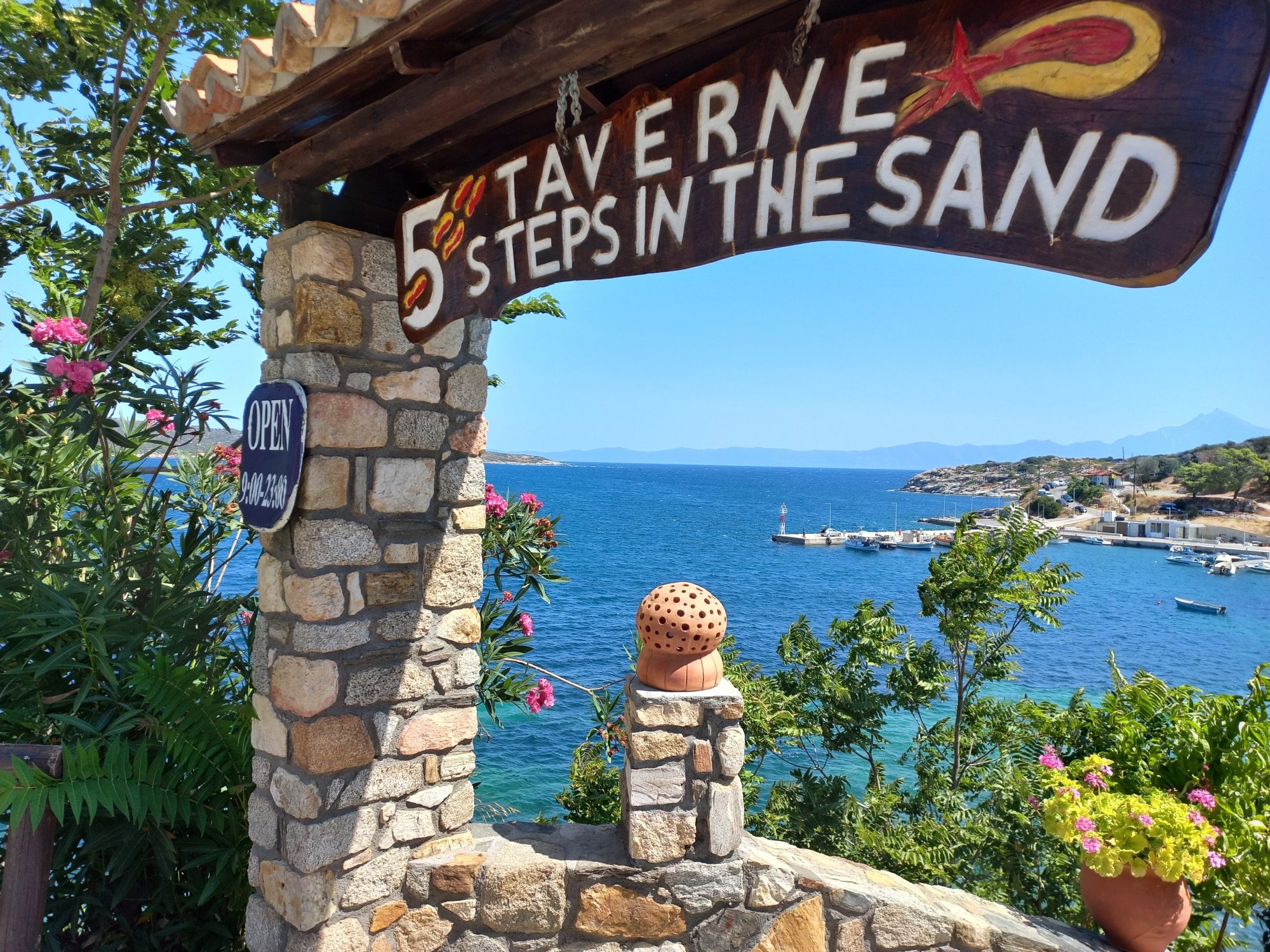 5 Steps in the Sand Taverne