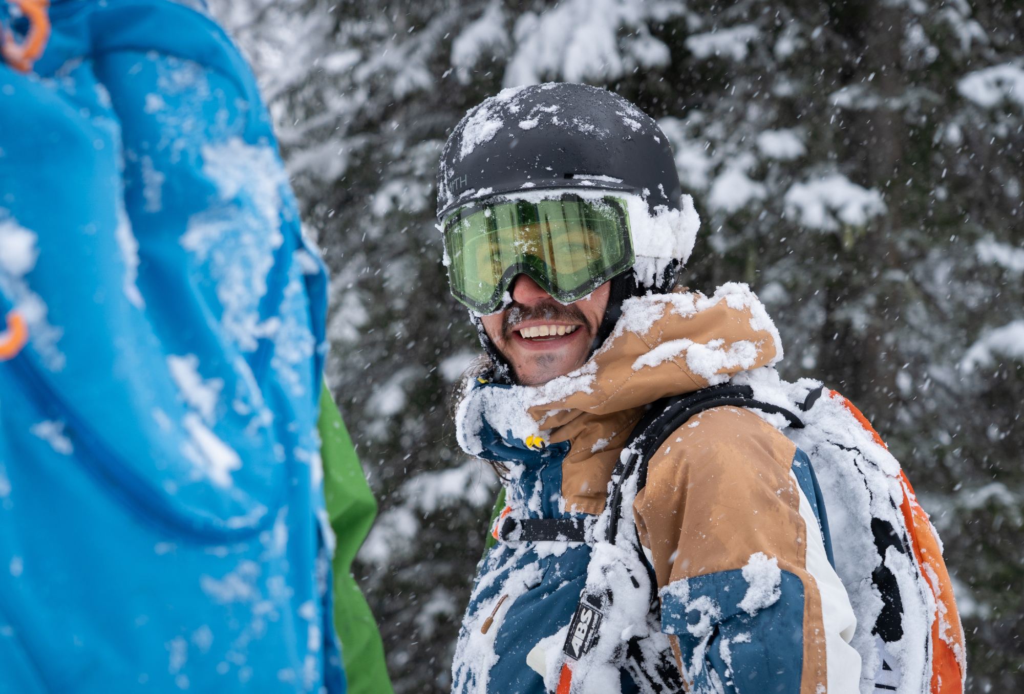 Skifahrer in warmer Skijacke