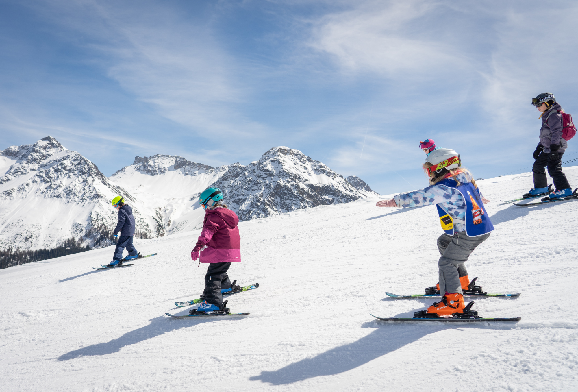 Kinder beim Skifahren