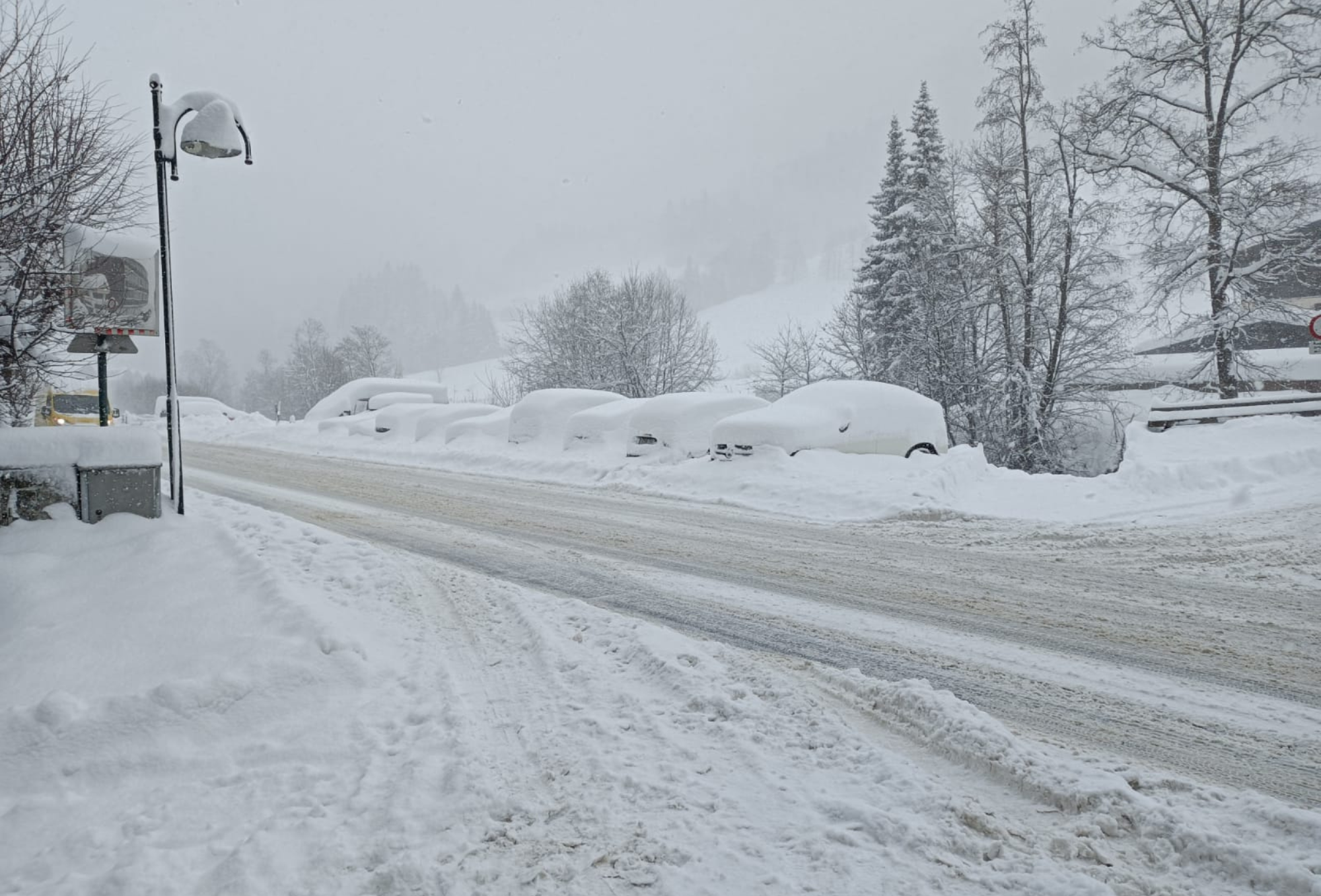 Verschneite Straßen