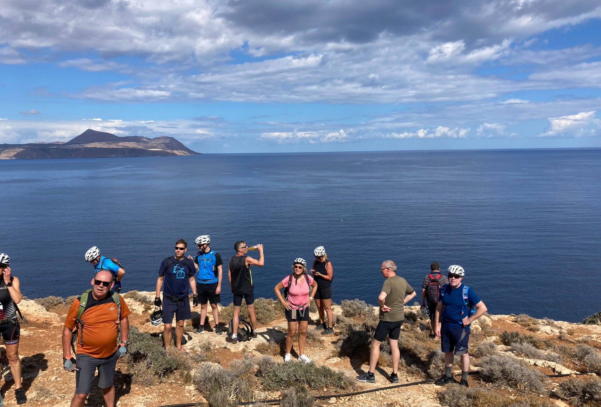 Gruppe an der Küste