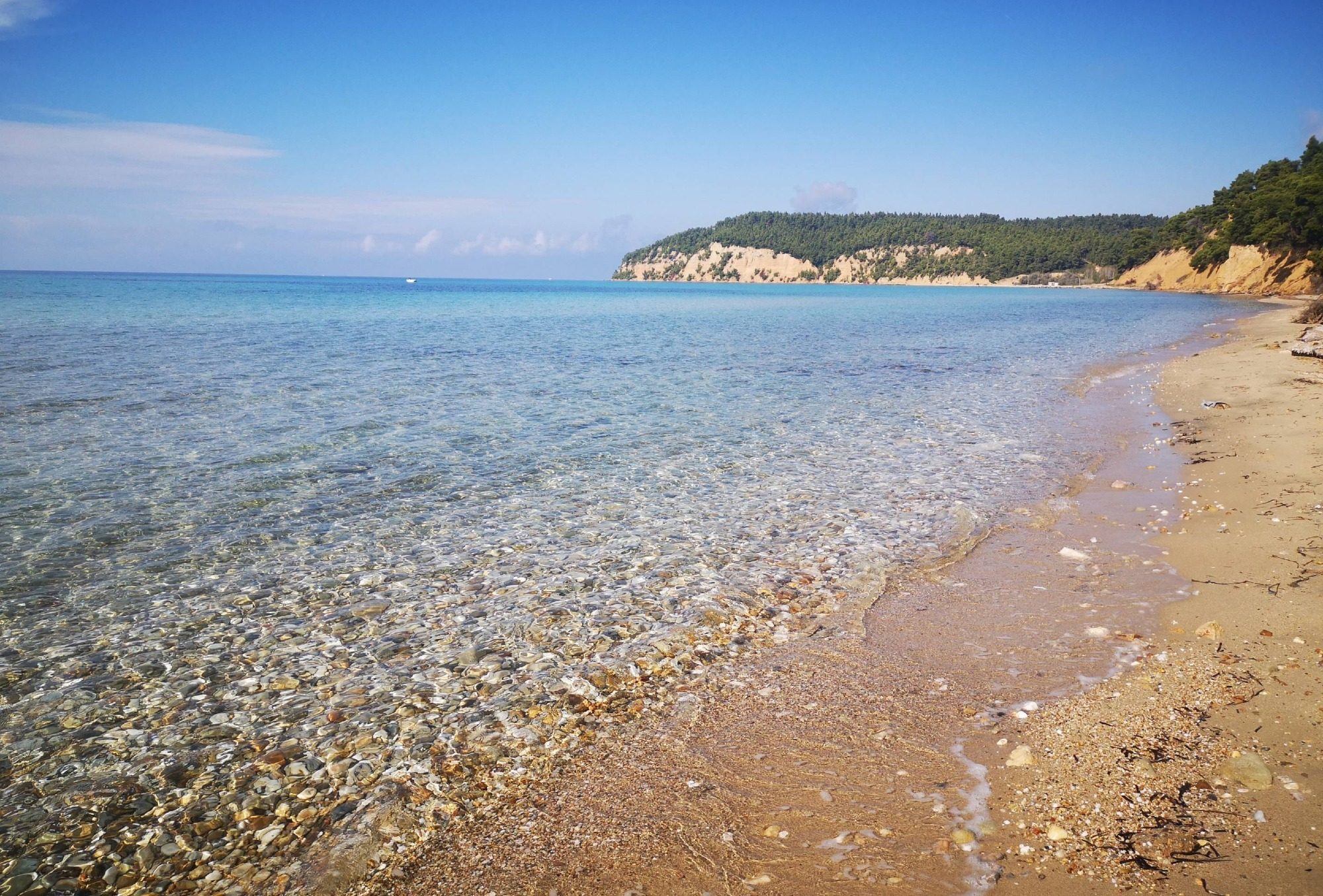 Glasklares Wasser am Strand