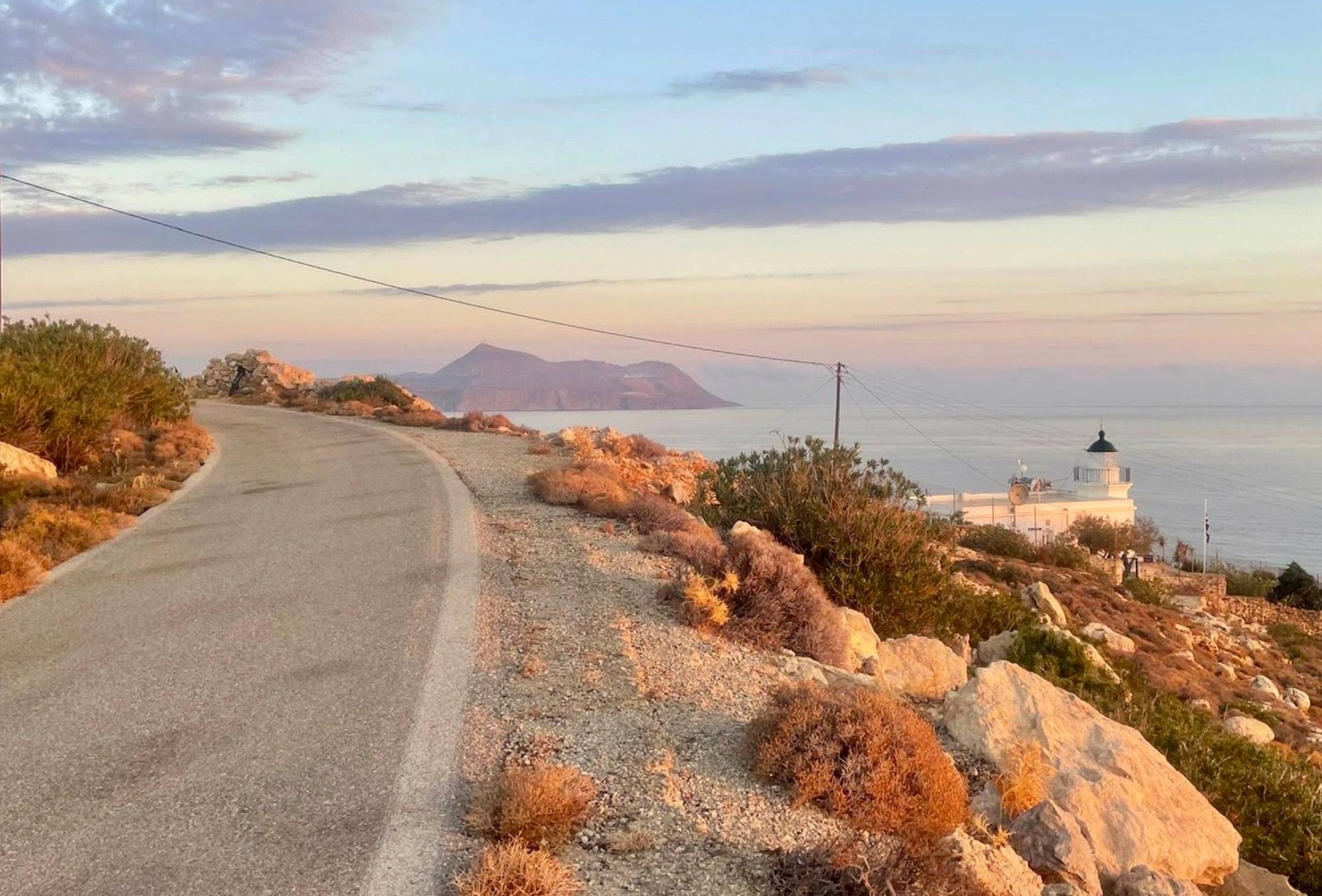 Straße auf Kreta im Sonnenuntergang