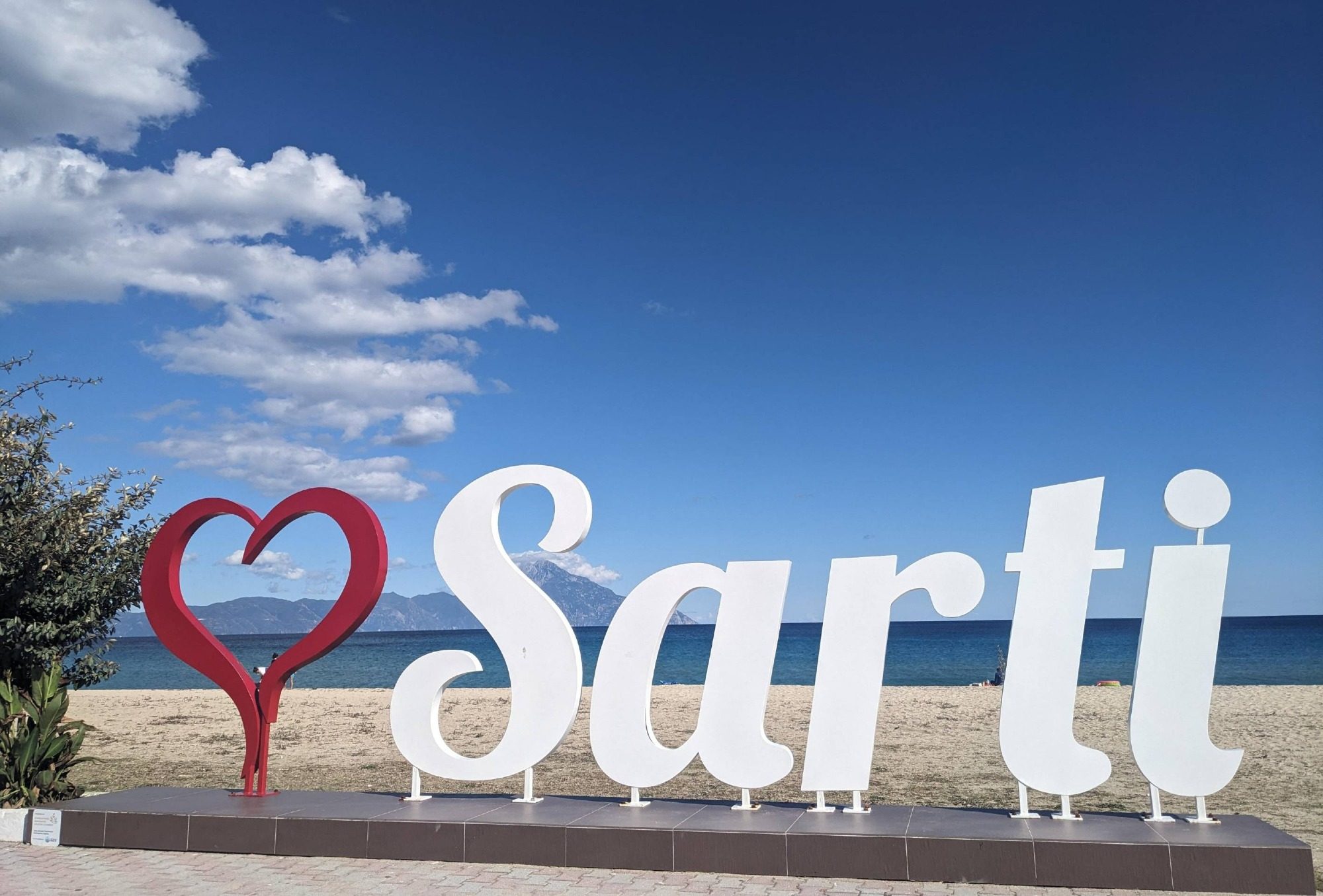 Love Sarti Schild am Strand