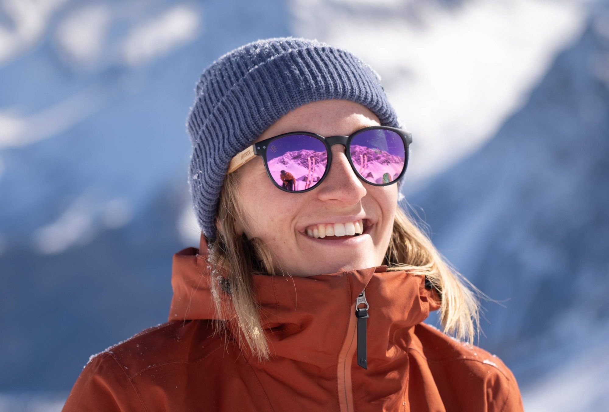 Lächelnde Frau im Winter